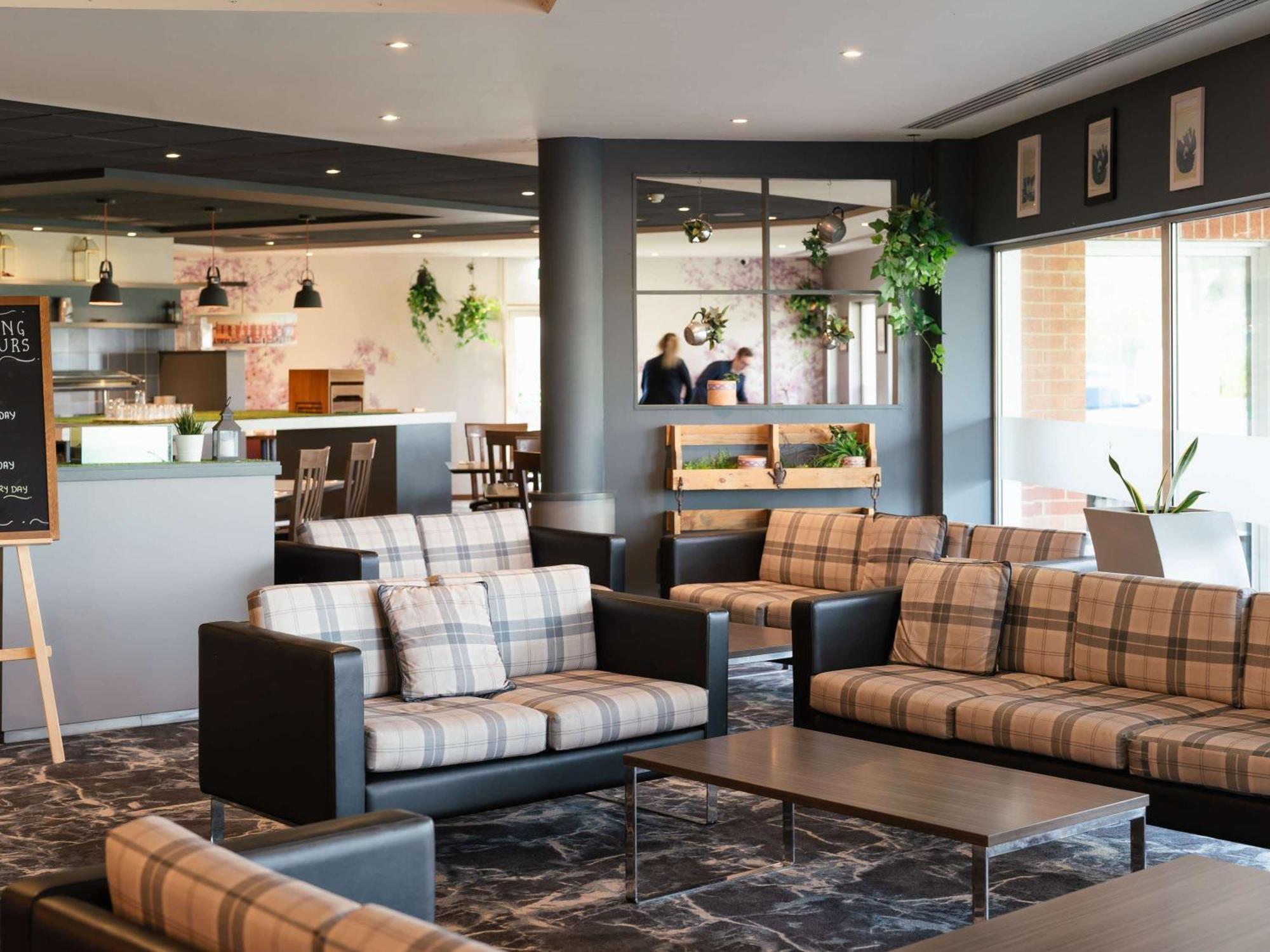 Novotel Милтън Кейнс Екстериор снимка