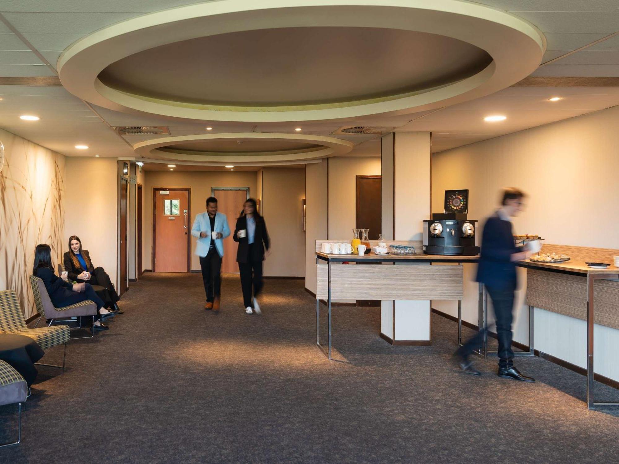 Novotel Милтън Кейнс Екстериор снимка