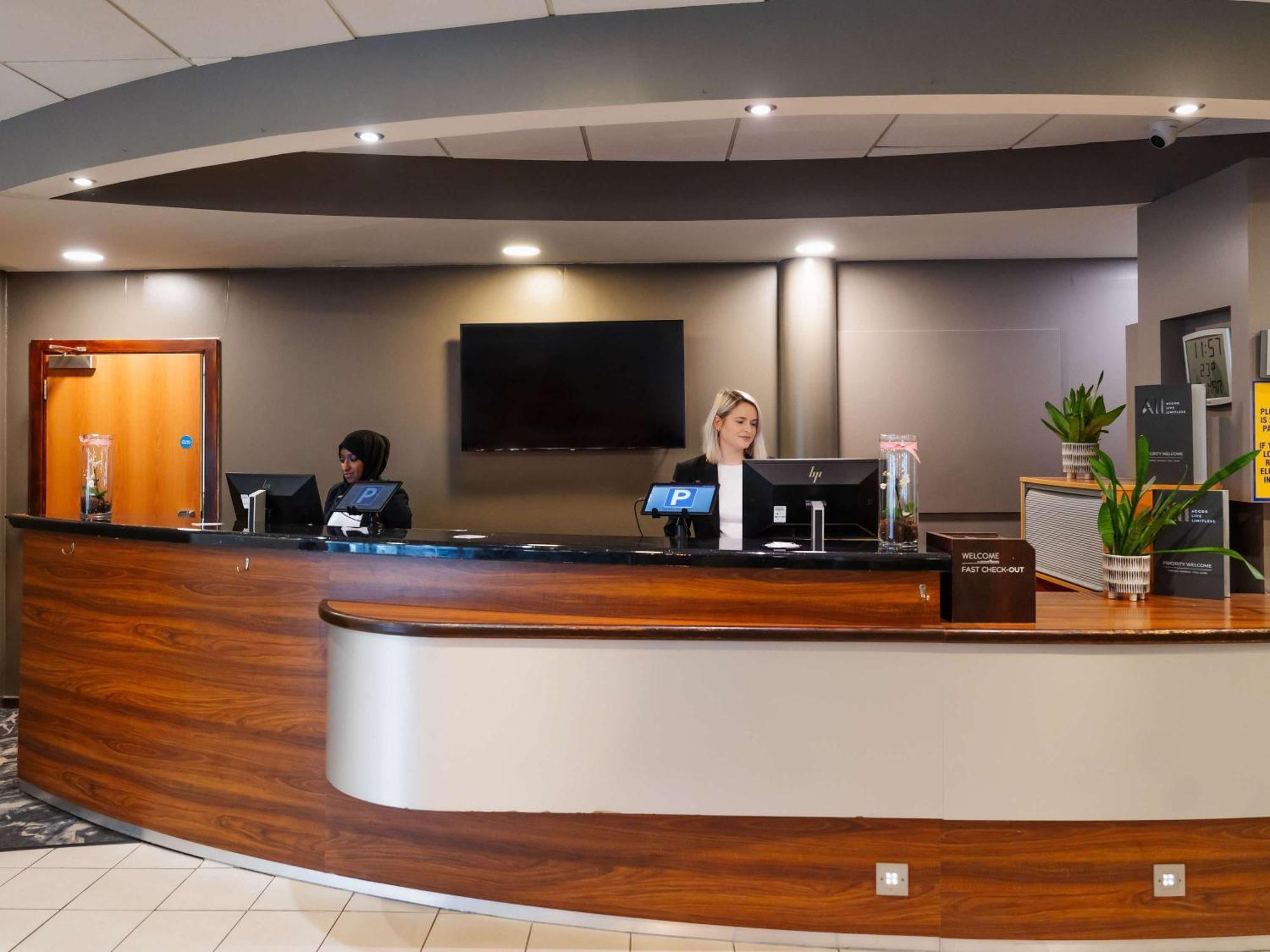 Novotel Милтън Кейнс Екстериор снимка